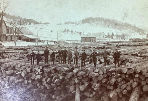 Frontière East Hereford-Beecher Falls VT 1892, Line House, bureau de douanes, récolte de billes de bois pour l’usine de meubles et au loin, le train.