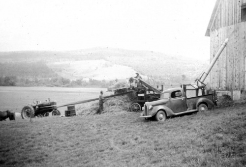 Battage du foin à la grange de Freddy Beloin 1940