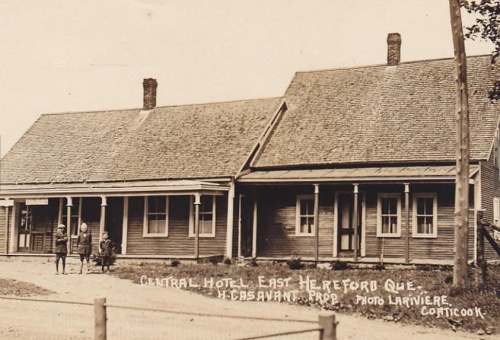 Hôtel Central d’East Hereford Horace Casavant, propriétaire vers 1930 (rue Principale)