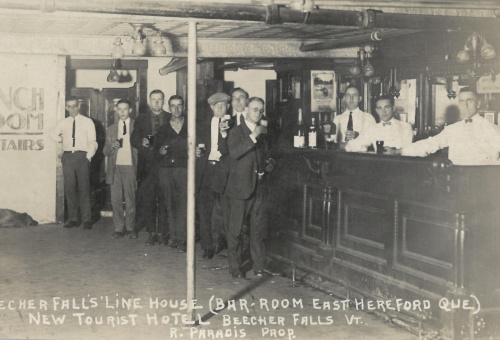 Bar du Line House durant la prohibition (1920-1933). On prend un verre au Canada seulement!