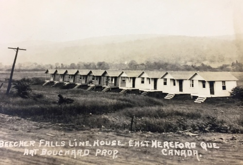 Les petites cabines du Line House à l’arrière du bureau des douanes