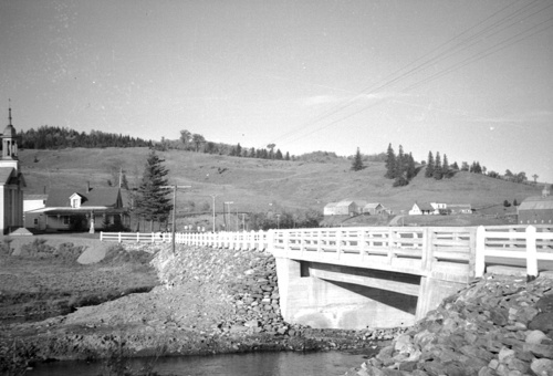 Le ruisseau Buck (West Branch of Hall Stream) coule sous le Pont du Village