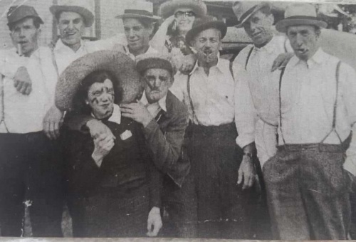 La fratrie Grandmaison célébrant le mariage de leur sœur Lumina vers 1930 (chemin Houle)